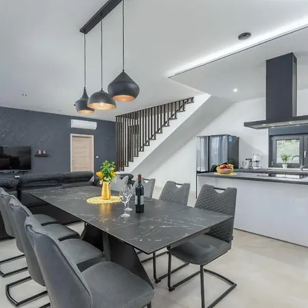 A Lovely Poolside In Ideal For Family Villa *