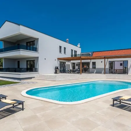 Villa A Lovely Poolside In Ideal For Family *