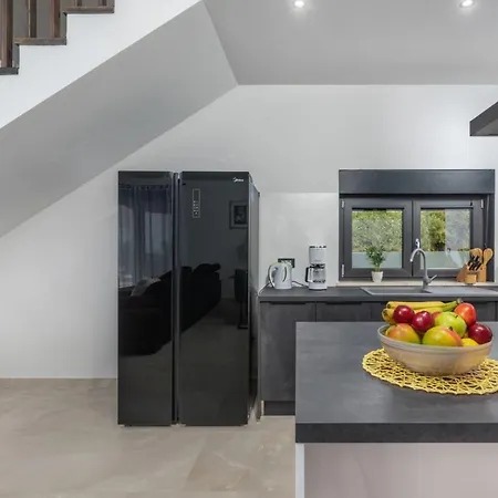 A Lovely Poolside In Ideal For Family Villa *