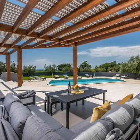 A Lovely Poolside In Ideal For Family *