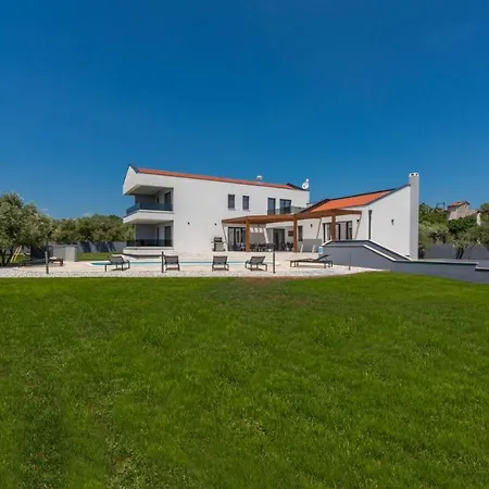 A Lovely Poolside In Ideal For Family *
