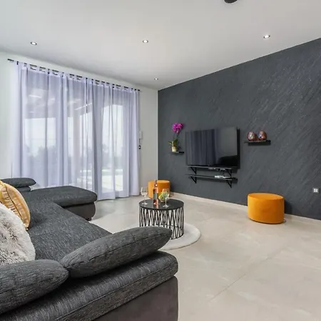 A Lovely Poolside In Ideal For Family *