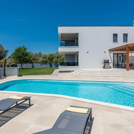 A Lovely Poolside In Ideal For Family Vila *