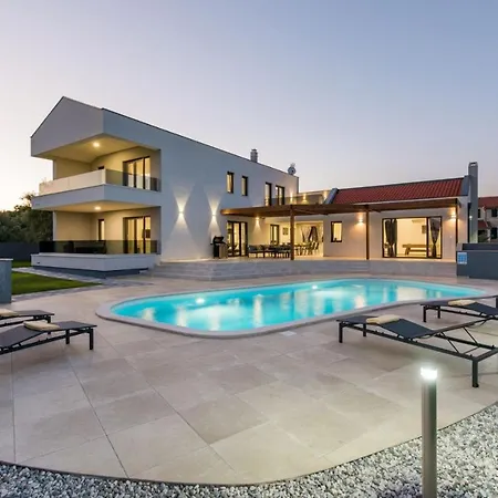 Vila A Lovely Poolside In Ideal For Family *