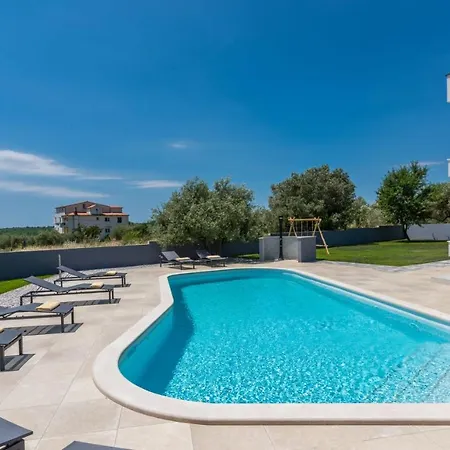 Vila A Lovely Poolside In Ideal For Family